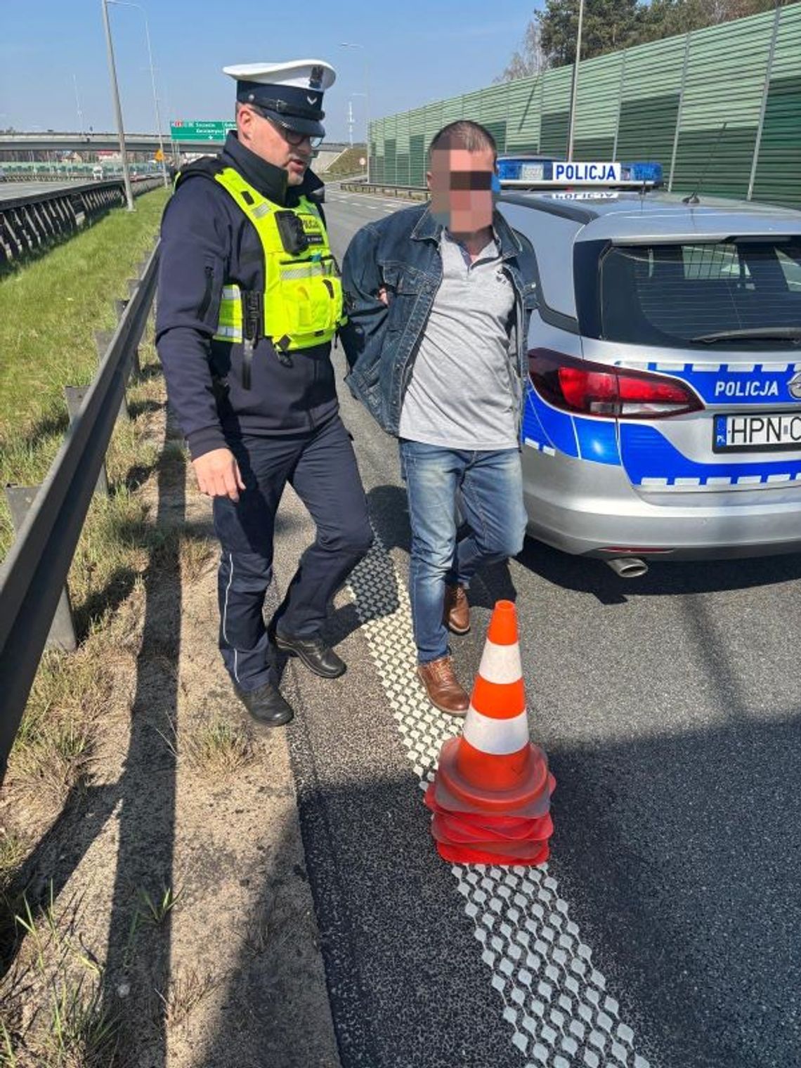 Pijany Ukrainiec doprowadził do kolizji na obwodnicy. Strażnik graniczny po służbie zabrał mu kluczyki i zatrzymał do przyjazdu policji Pijany Ukrainiec doprowadził do kolizji na obwodnicy. Strażnik graniczny po służbie zabrał mu kluczyki i zatrzymał do przyjazdu policji