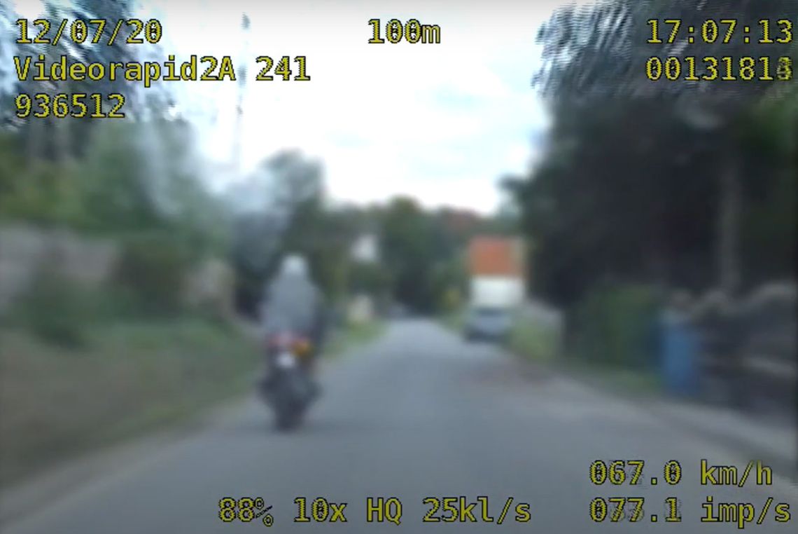 Pijany Ukrainiec ucieka policji na motocyklu. Skończyło się glebą. WIDEO