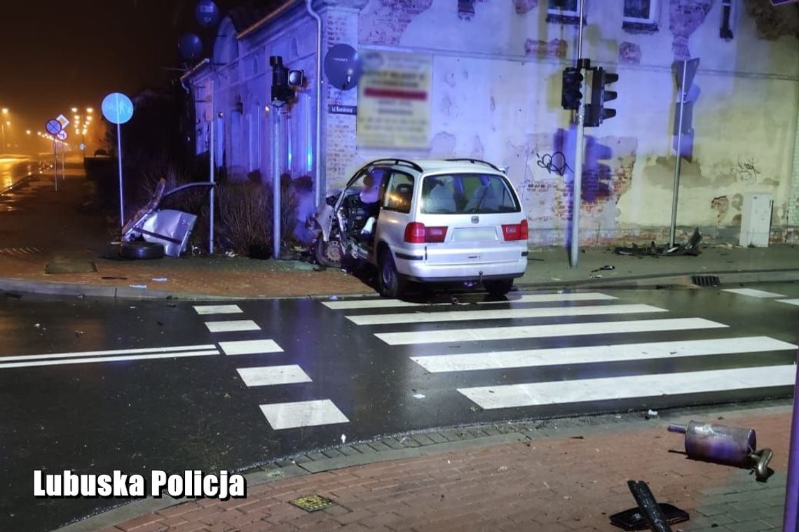 Pijany Ukrainiec uciekał policji. Pościg zakończył czołówką ze ścianą domu