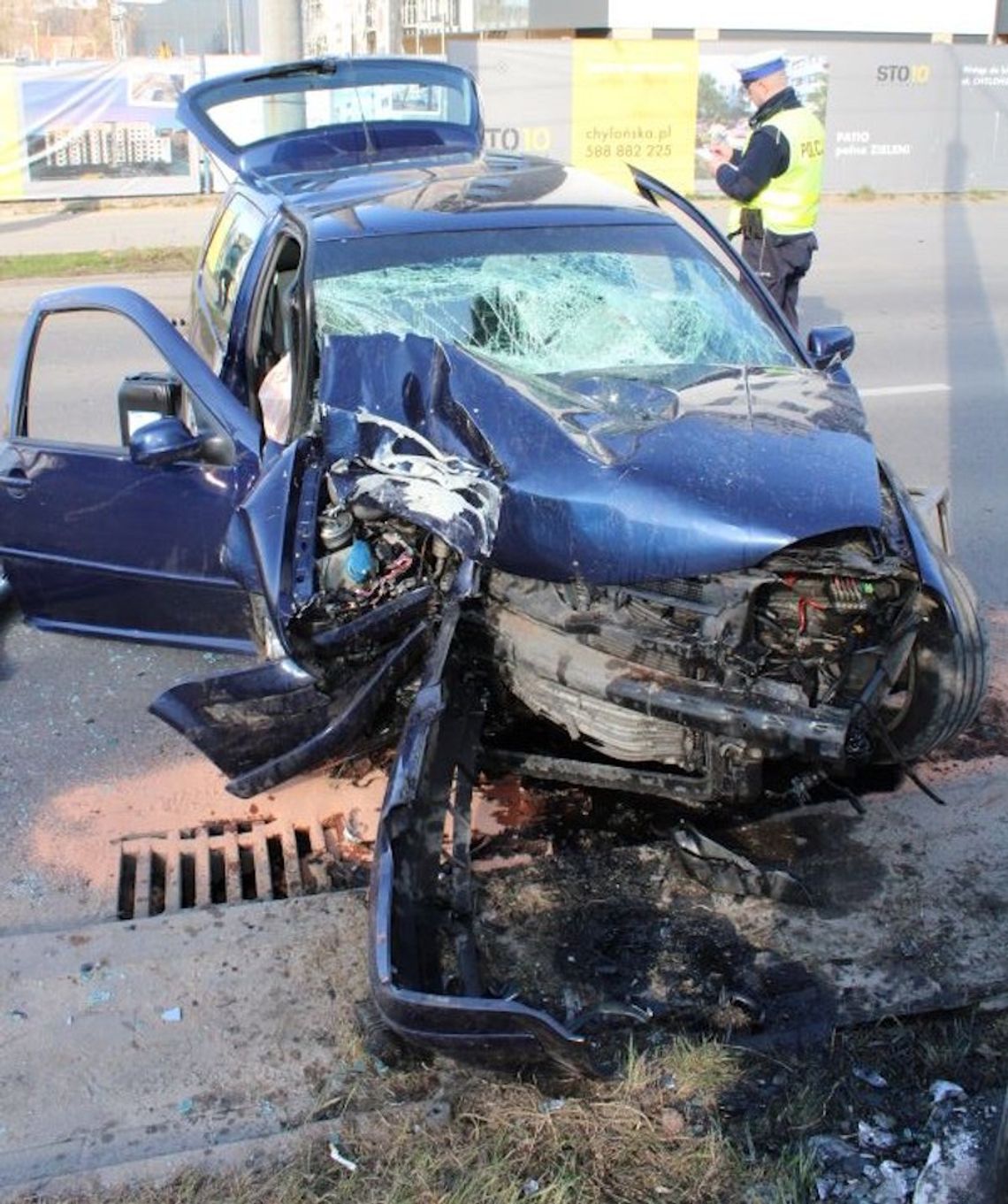 Pijany Ukrainiec z trzema zakazami wjechał w słup. Policjanci zawnioskowali o wydalenie go z Polski