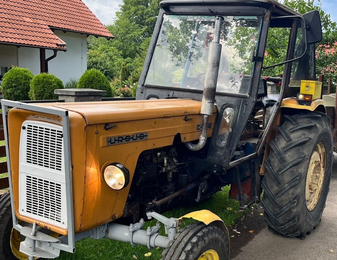 Pijany wiózł ciągnikiem 4-letniego syna. Miał blisko dwa promile i żadnych uprawnień