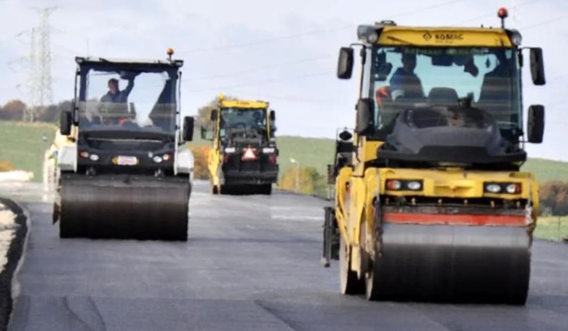 Pijany wjechał na świeży asfalt. Próbując uciec uderzył w walec, zatrzymał go drogowiec