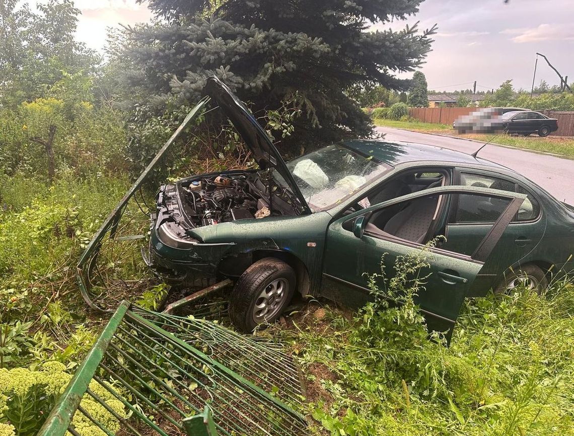 Pijany wjechał seatem w ogrodzenie. O pomoc w ukryciu auta poprosił... policjanta