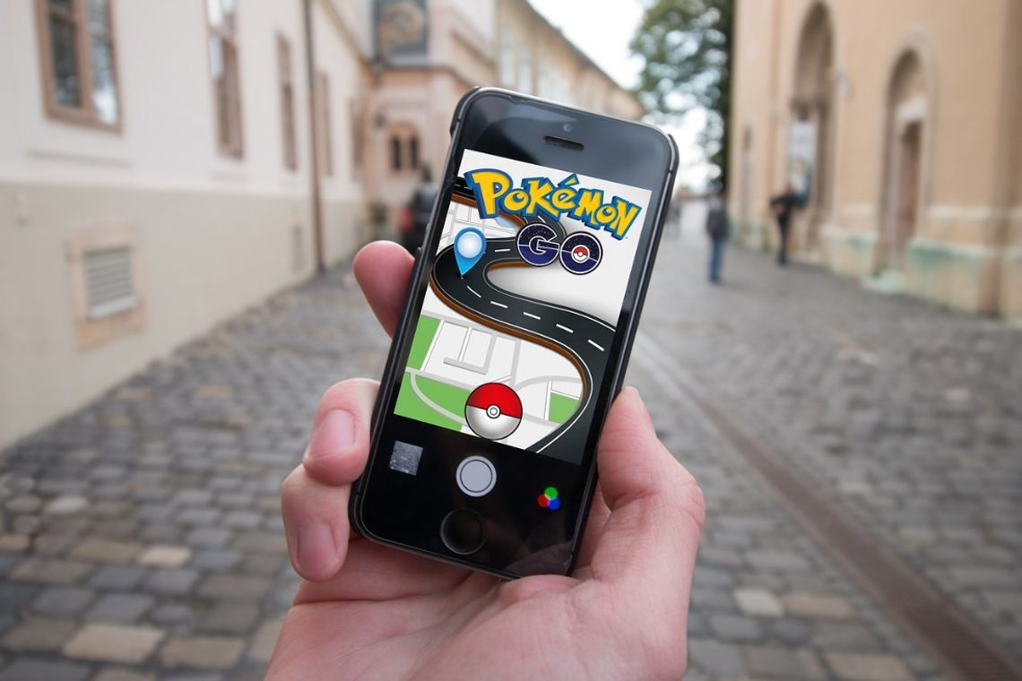 Pijany wlazł na dach szukać pokemonów. Gdy ich nie znalazł zaczął demolować