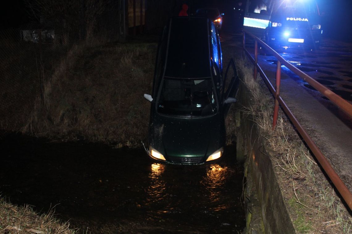 Pijany zabrał auto koleżance i uciekał nim przed policją. Jazdę zakończył w rzece