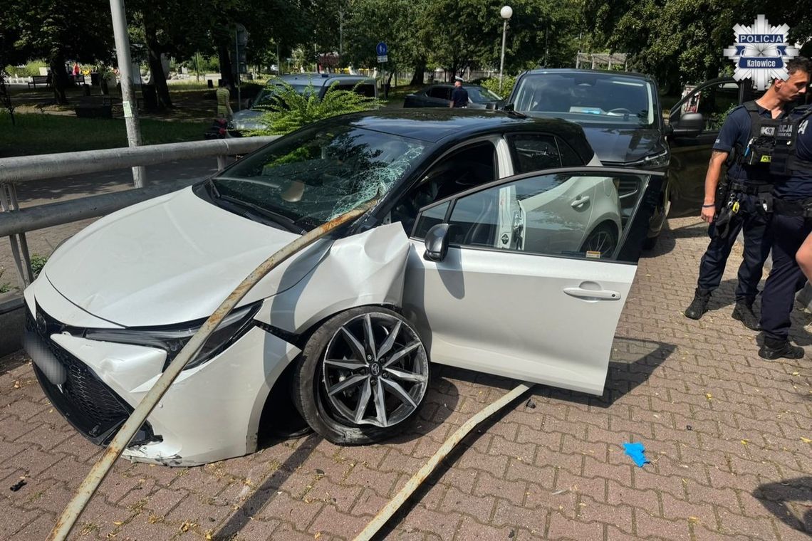 Pijany złodziej ukradł Toyotę i próbował nią uciekać policji. Metalowy słupek wbił się przez przednią szybę Pijany złodziej ukradł Toyotę i próbował nią uciekać policji. Metalowy słupek wbił się przez przednią szybę