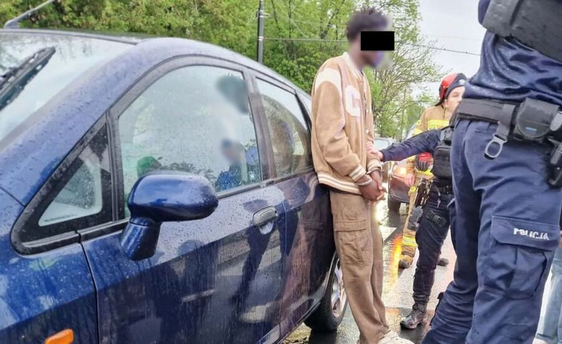 Pił, jechał i potrącił kobietę na pasach. 19-latek z Zimbabwe wyrzucony z Polski Pił, jechał i potrącił kobietę na pasach. 19-latek z Zimbabwe wyrzucony z Polski