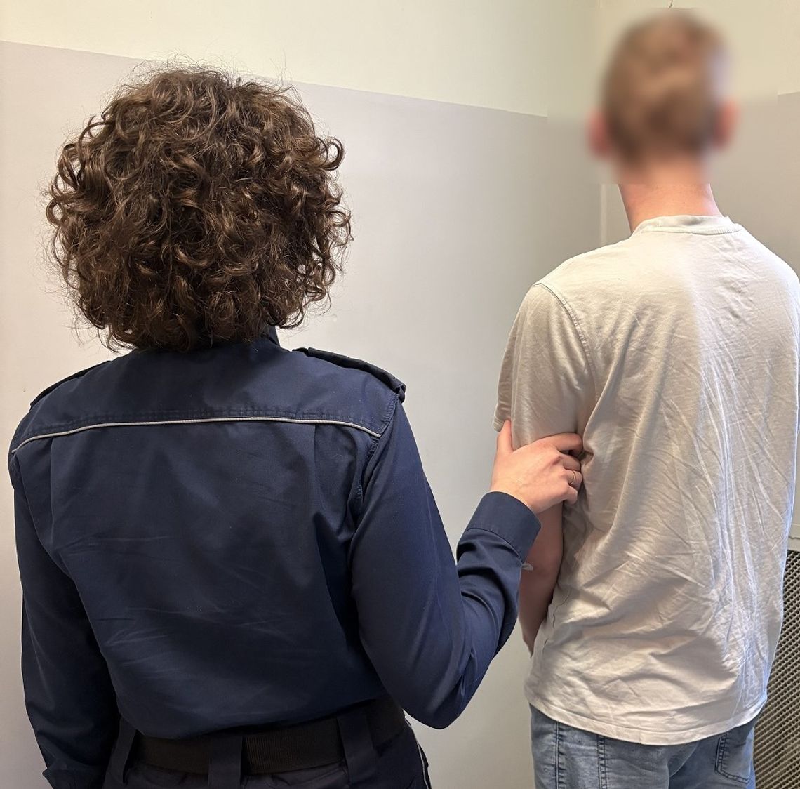 Pił za kierownicą i jechał zygzakiem. Był poszukiwany, więc od razu trafił do więzienia Pił za kierownicą i jechał zygzakiem. Był poszukiwany, więc od razu trafił do więzienia