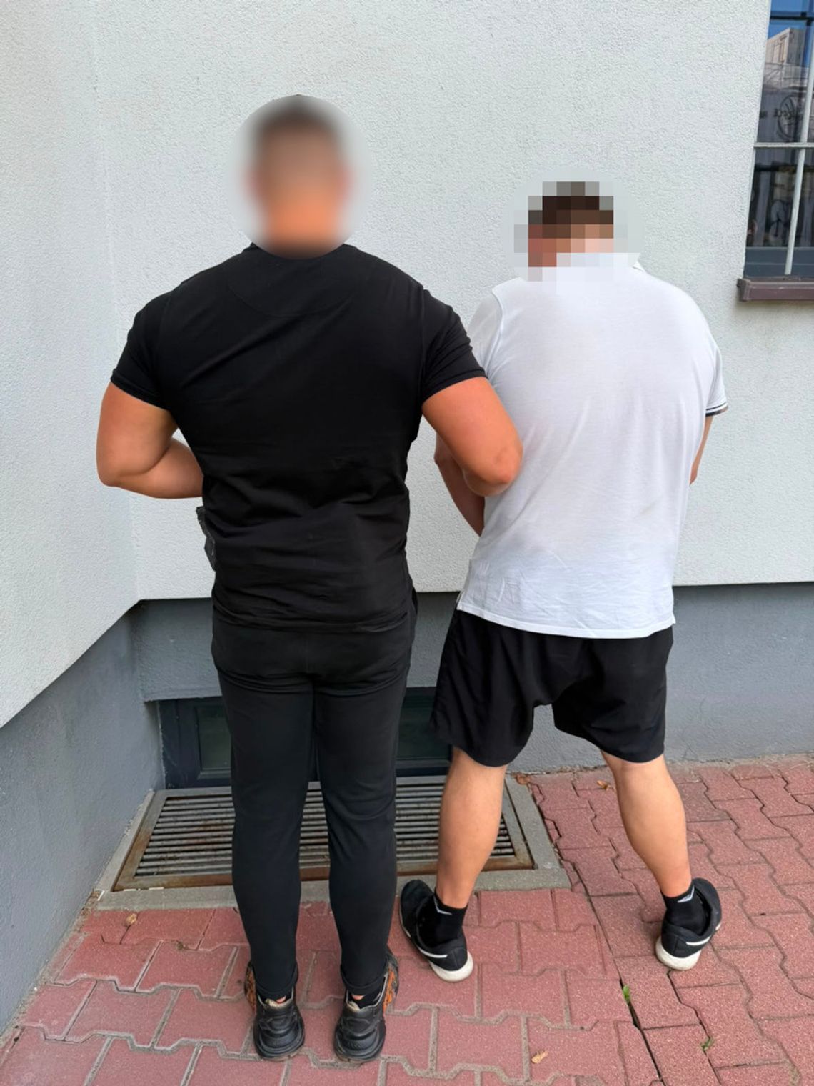 Pili alkohol w miejscu publicznym. Nerwowe zachowanie doprowadziło do zatrzymania Pili alkohol w miejscu publicznym. Nerwowe zachowanie doprowadziło do zatrzymania