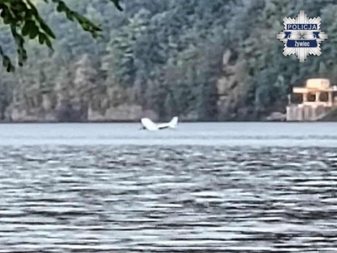 Pilot awionetki awaryjnie lądował na jeziorze. Samolot zatonął, mężczyznę uratowano