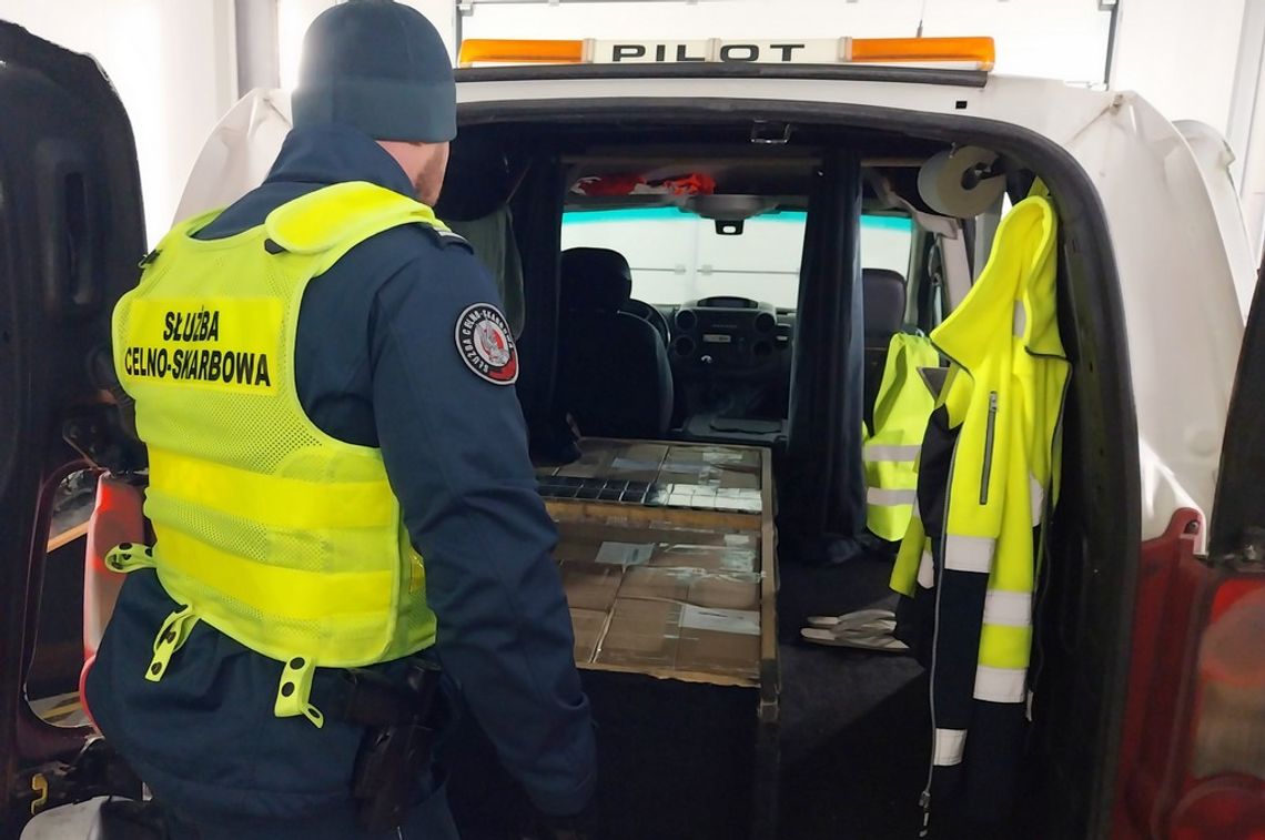 „Pilot” ze skrytkami: prawie 7 tysięcy paczek papierosów ukrytych w aucie z kogutami na dachu