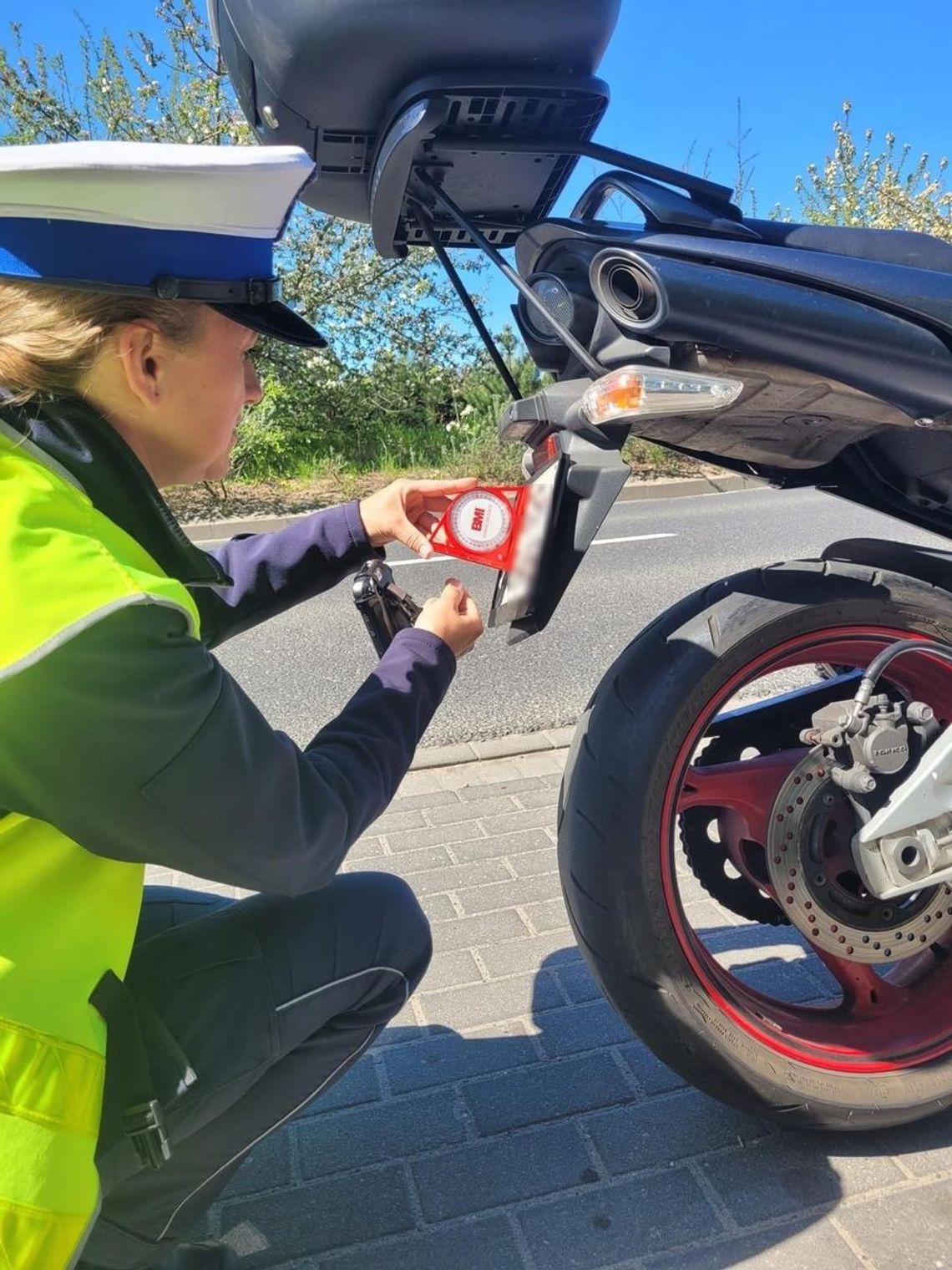 Pilotażowa akcja policji w Słupsku. Badają kąt nachylenia tablic w motocyklach