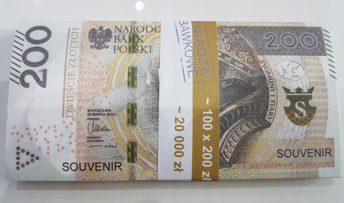 Płacił w sklepach zabawkowymi banknotami, po zatrzymaniu grozi mu do 8 lat więzienia