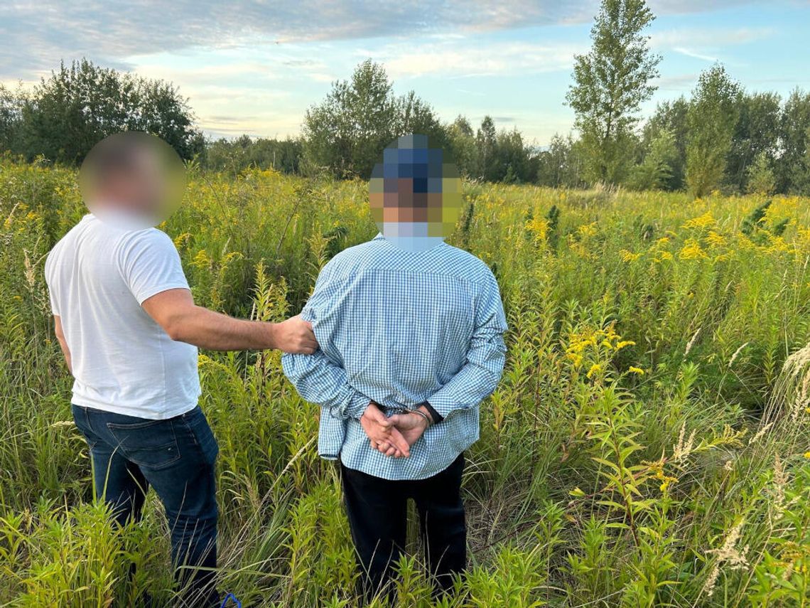 Plantacja konopi ukryta w Warszawie. 47-latek wpadł podczas podlewania roślin Plantacja konopi ukryta w Warszawie. 47-latek wpadł podczas podlewania roślin