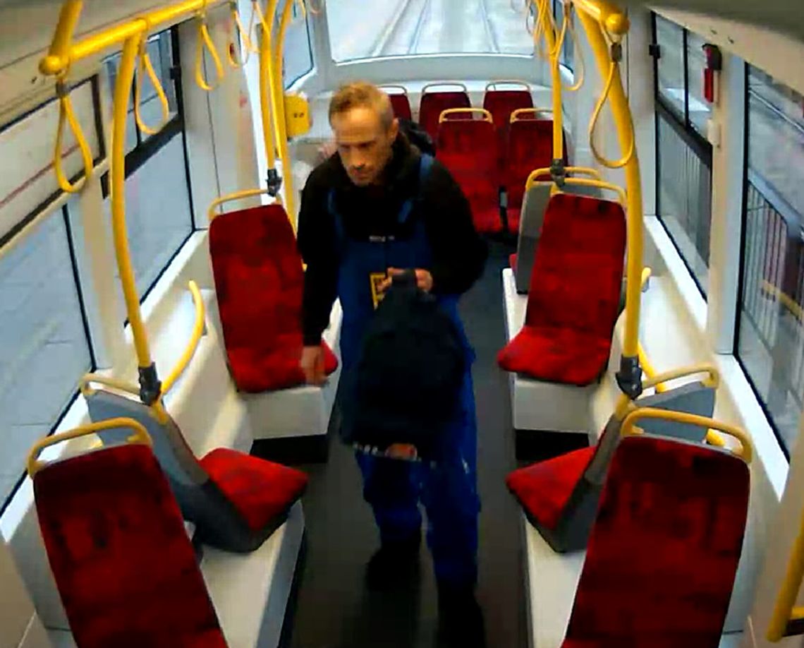 Plecak z blisko 20 tys. zł zniknął w tramwaju. Policja szuka tego mężczyzny