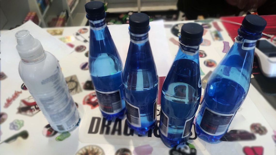 Płyn do e-papierosów w butelkach po wodzie znaleziony w sklepie. Próbki trafiły do laboratorium Płyn do e-papierosów w butelkach po wodzie znaleziony w sklepie. Próbki trafiły do laboratorium