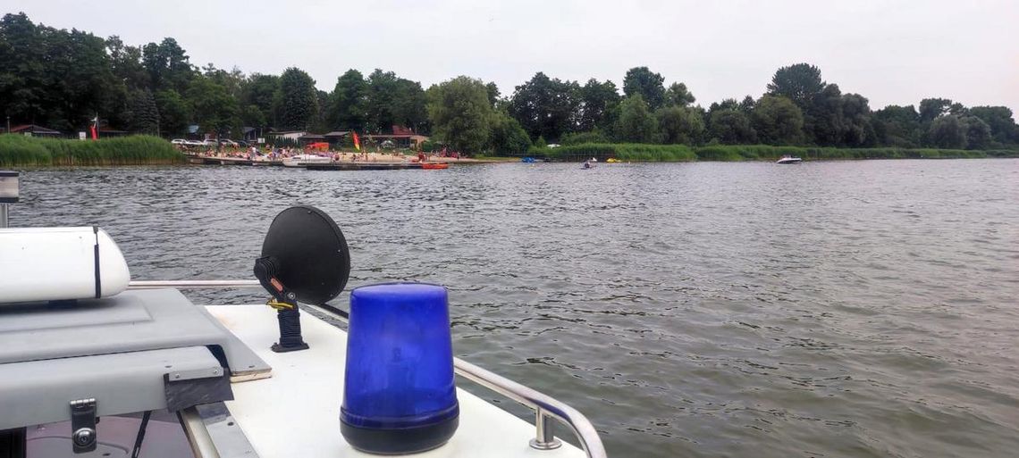Pływała skuterem wodnym, a była poszukiwana. Policjanci przerwali jej wypoczynek
