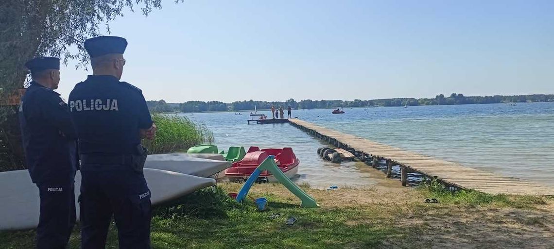 Pływali po jeziorze na materacu. 20-latek zsunął się do wody, a potem zniknął. Znaleziono jego ciało
