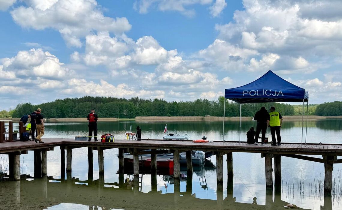 Pływali pod wpływem alkoholu i bez kapoków. Po wywrotce roweru wodnego utonął 18-latek Pływali pod wpływem alkoholu i bez kapoków. Po wywrotce roweru wodnego utonął 18-latek