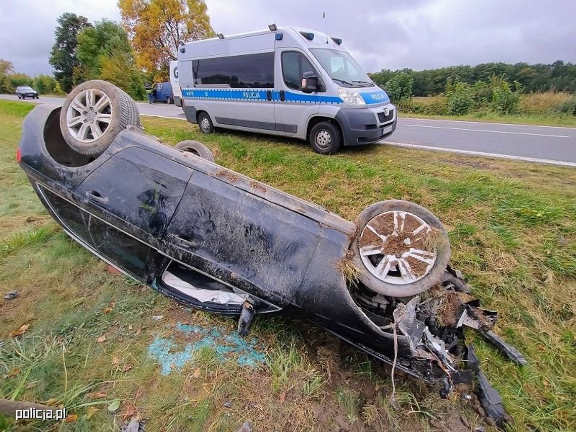 Po alkoholu i narkotykach doprowadził do wypadku. Zostawił w przewróconym aucie rannego kumpla