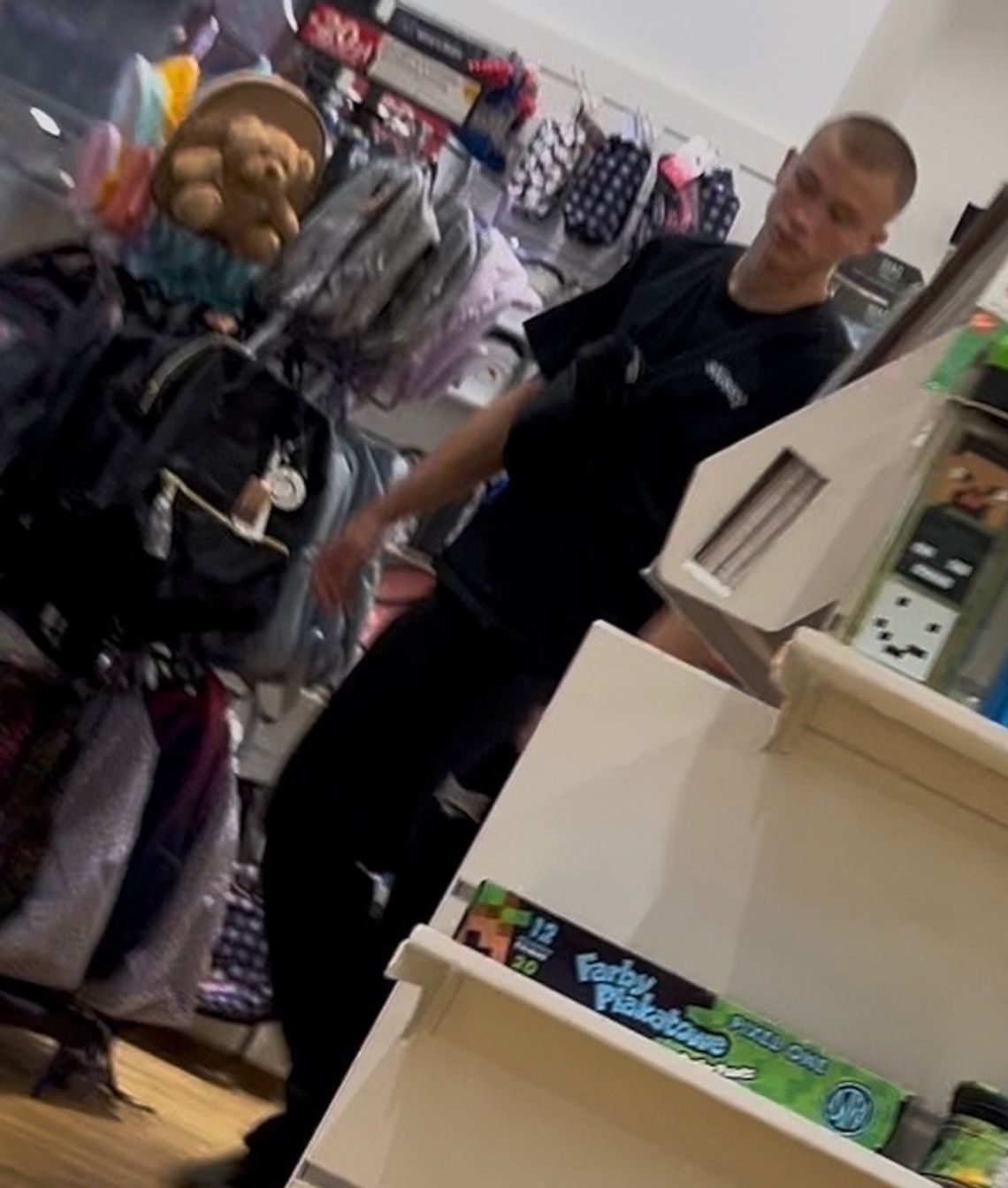 Po ciosie upadł na ziemię i stracił przytomność. Policja szuka mężczyzny ze zdjęć Po ciosie upadł na ziemię i stracił przytomność. Policja szuka mężczyzny ze zdjęć