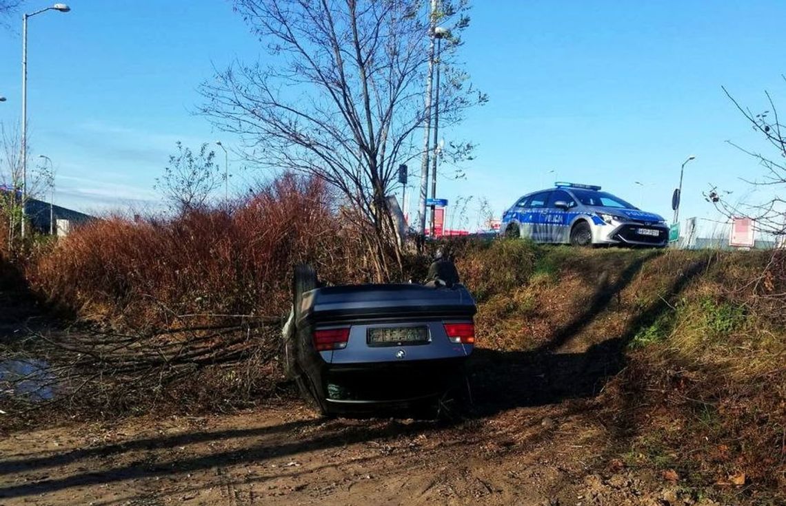 Po dachowaniu kierowca BMW zabrał blachy i zniknął. Myślał, że dzięki temu go nie znajdą