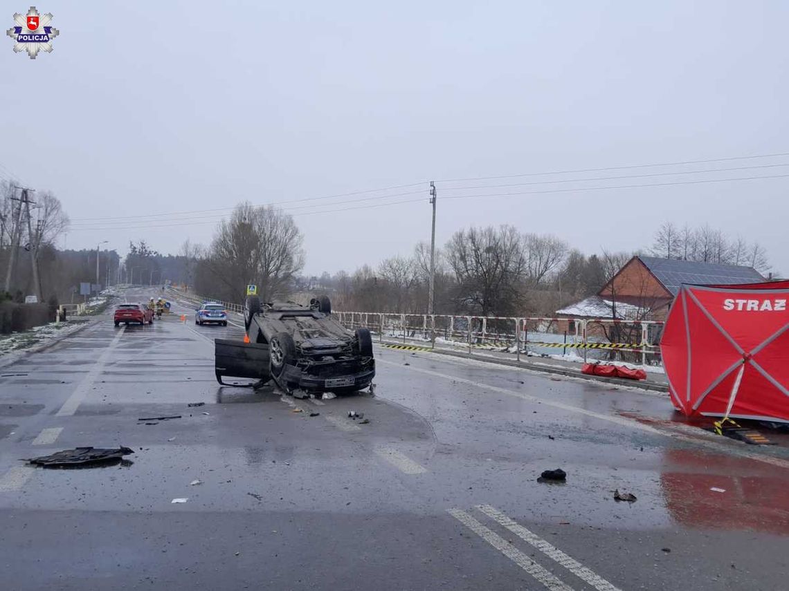 Po dachowaniu kierowca i pasażer wypadli z auta. Obaj nie przeżyli wypadku