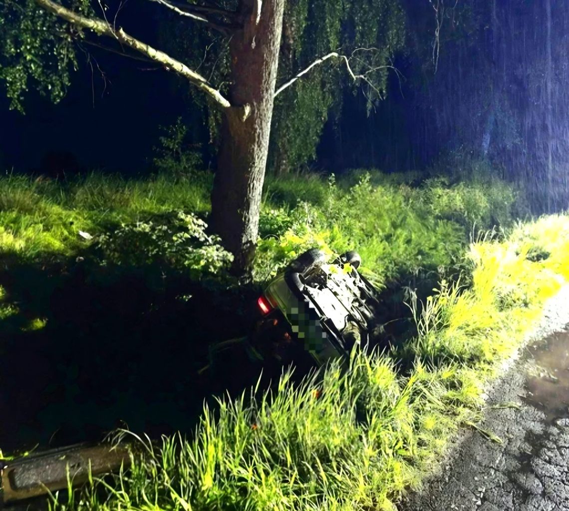 Po dachowaniu w rowie kierowca uciekł do lasu. Policjanci zatrzymali go i znaleźli narkotyki