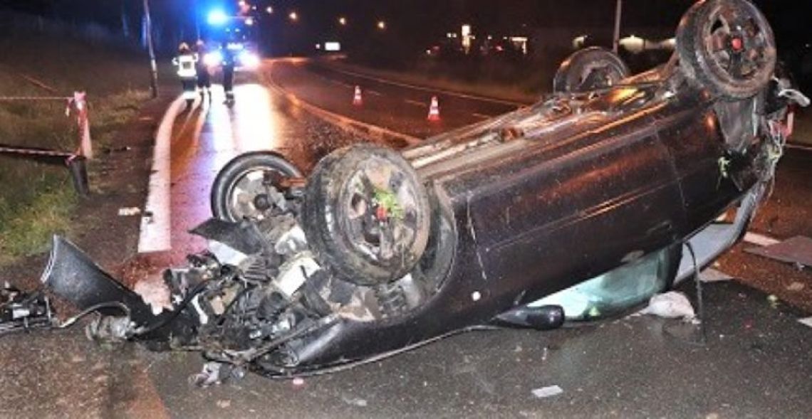 Po dachowaniu z audi wypadły dwie osoby. Mężczyzna zginął, kobieta ciężko ranna