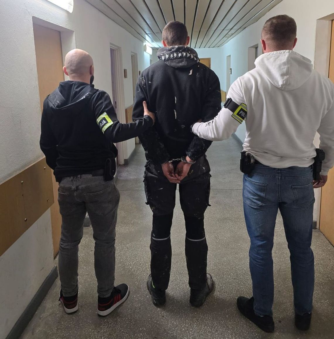 Po kłótni z dziewczyną ukradł auto spod bloku. Uszkodził wóz, po czym porzucił go w lesie Po kłótni z dziewczyną ukradł auto spod bloku. Uszkodził wóz, po czym porzucił go w lesie