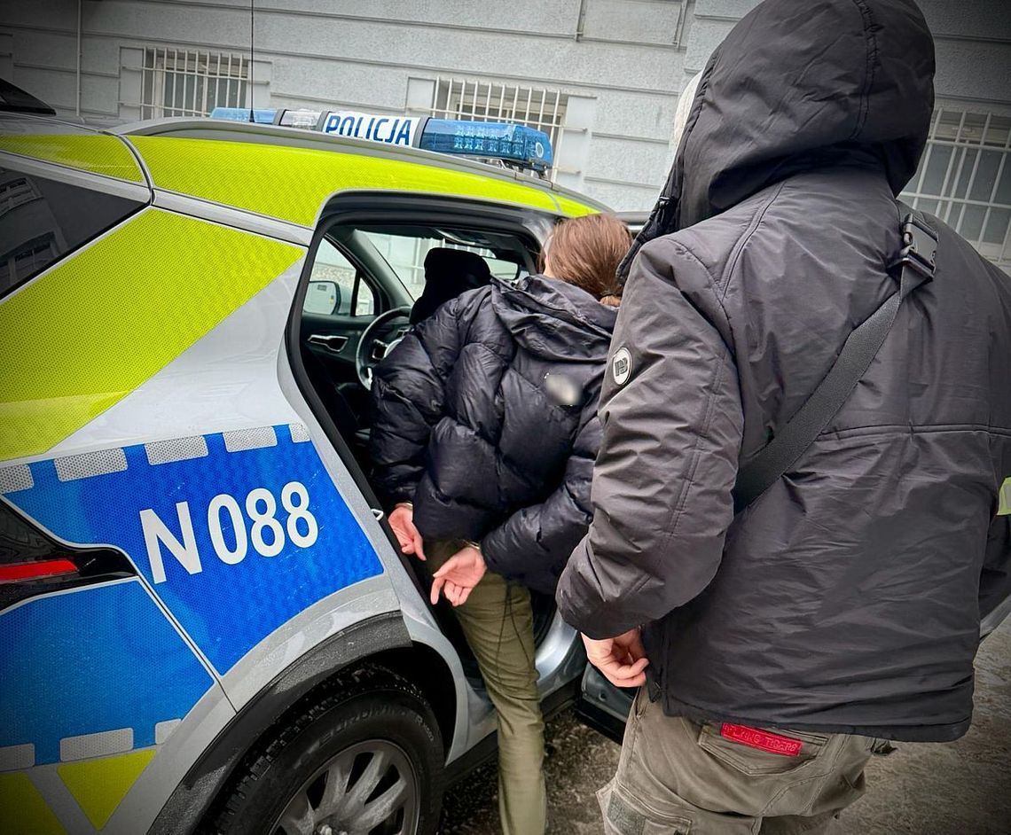 Po kłótni z mamą 17-latka skończyła w kajdankach. W pokoju nastolatki policjanci znaleźli narkotyki
