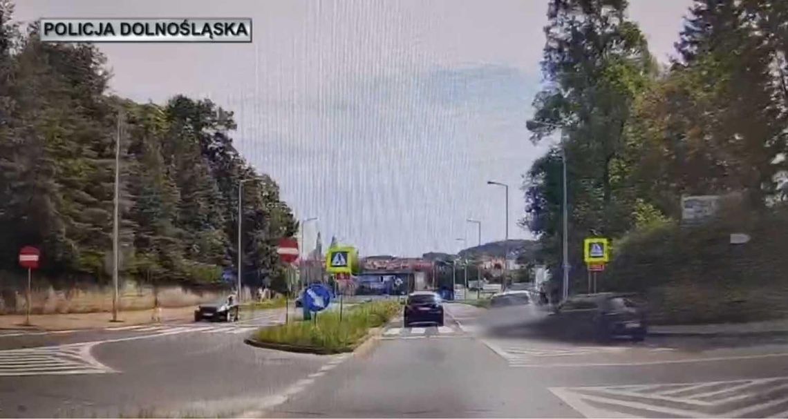 Po kolizji wjechał na chodnik i potrącił dwie osoby. Dramatyczny wypadek w Jeleniej Górze Po kolizji wjechał na chodnik i potrącił dwie osoby. Dramatyczny wypadek w Jeleniej Górze