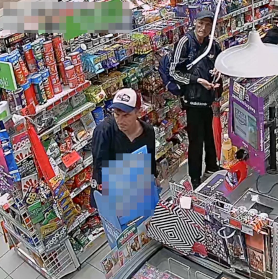 Po kradzieży plecaka ruszyli na zakupy z cudzą kartą. Jeśli ich poznajesz - powiadom policję Po kradzieży plecaka ruszyli na zakupy z cudzą kartą. Jeśli ich poznajesz - powiadom policję