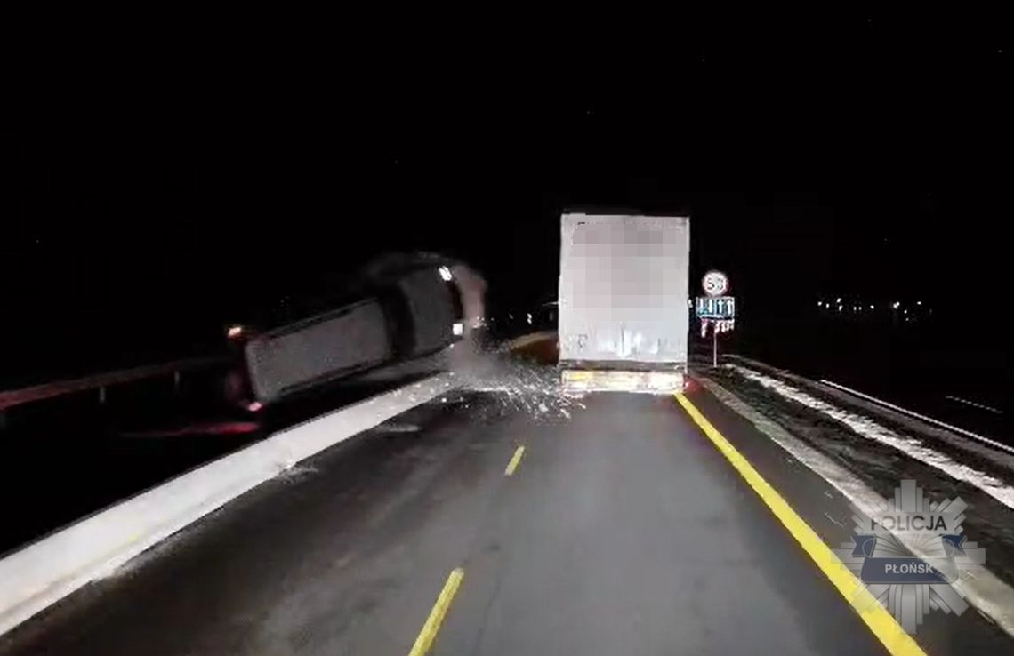 Po najechaniu na bariery auto przeleciało na drugą stronę jezdni. Doszło do karambolu [WIDEO]