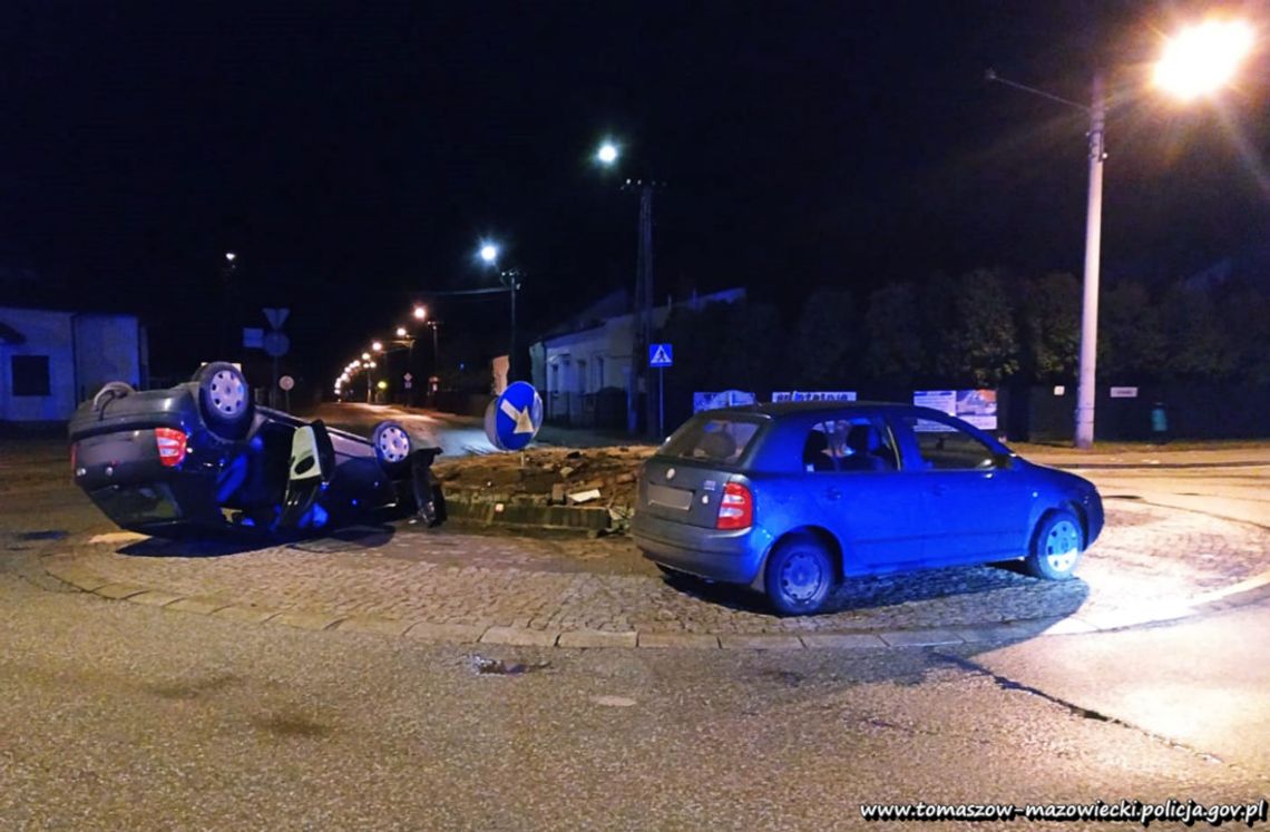 Po pijaku dachował na rondzie. Na pomoc wezwał swoją pijaną dziewczynę