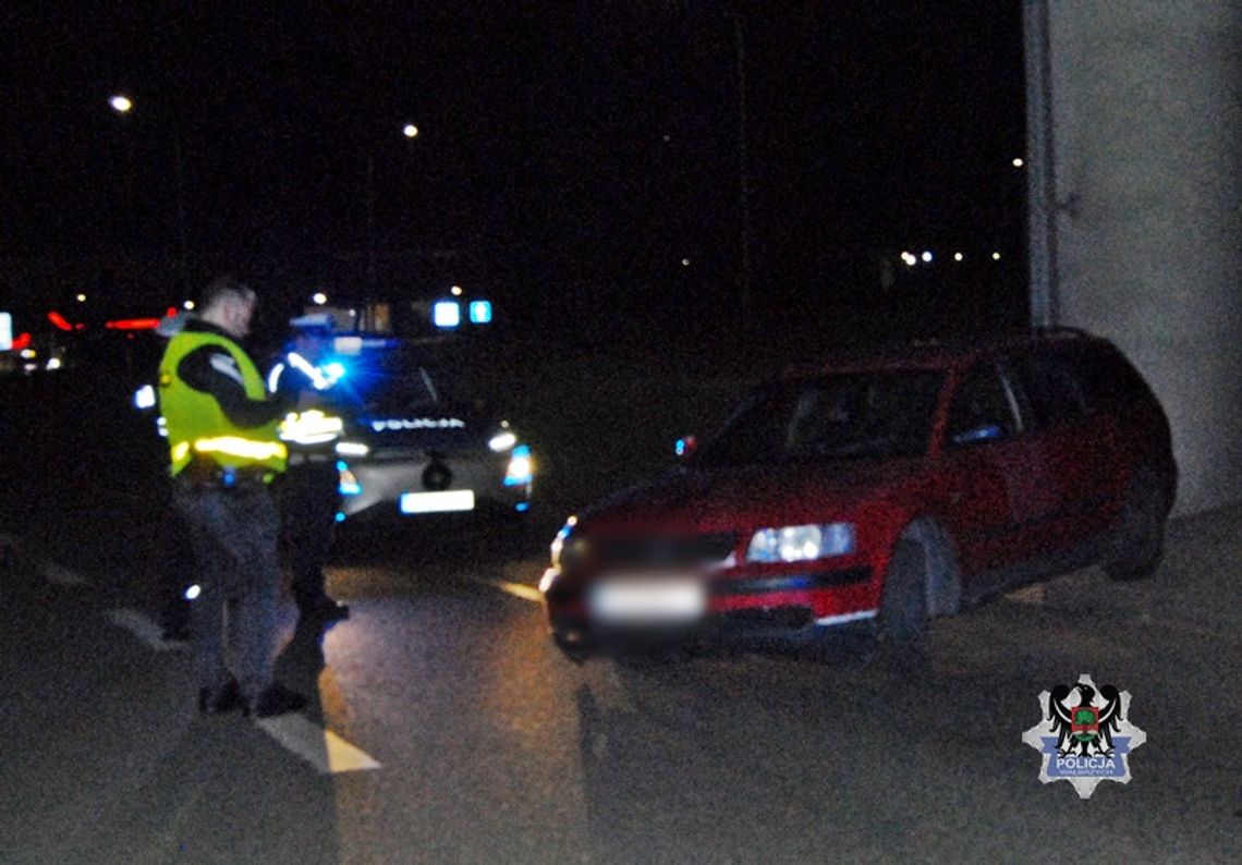 Po pijaku kręcił bączki starym passatem. W końcu rozbił auto, chwilę później go zgarnęli