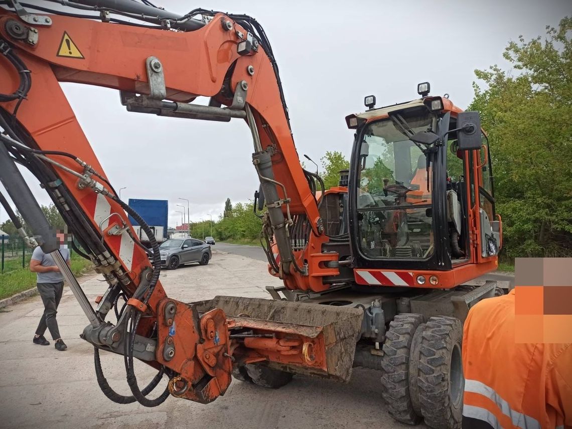 Po pijaku pracował za kierownicą koparki. Wpadł podczas rutynowej akcji policji, grozi mu więzienie