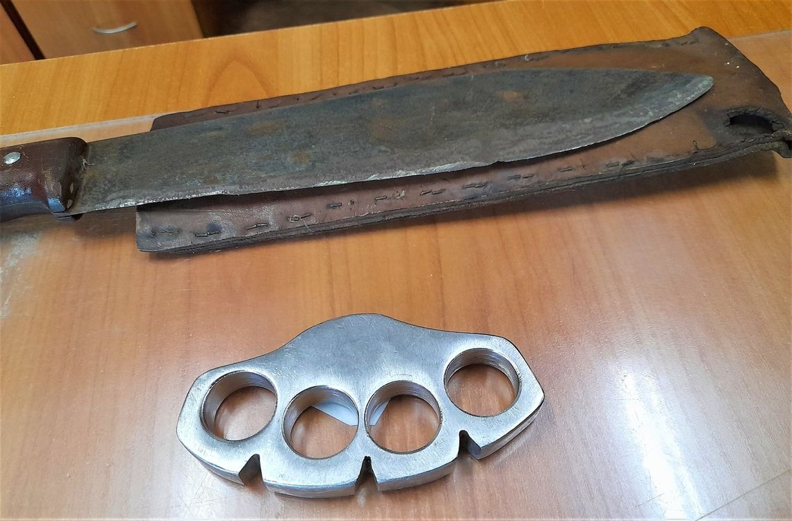 Po pijaku razem z facetem groziła swoim siostrom. Mieli kastet i maczetę