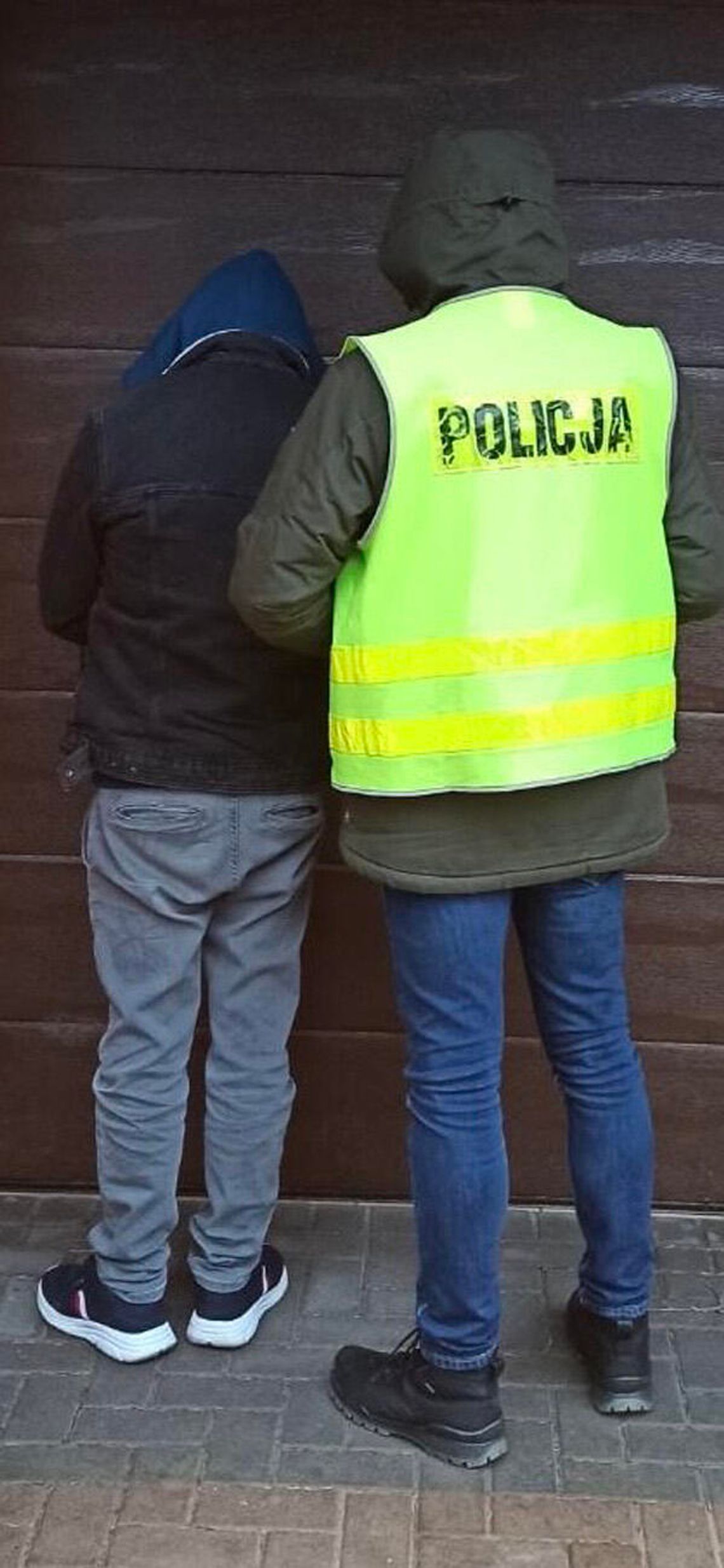 Po pijaku rozbił mercedesa na słupie. Policjantom wmawiał, że kierował "jakiś mężczyzna"