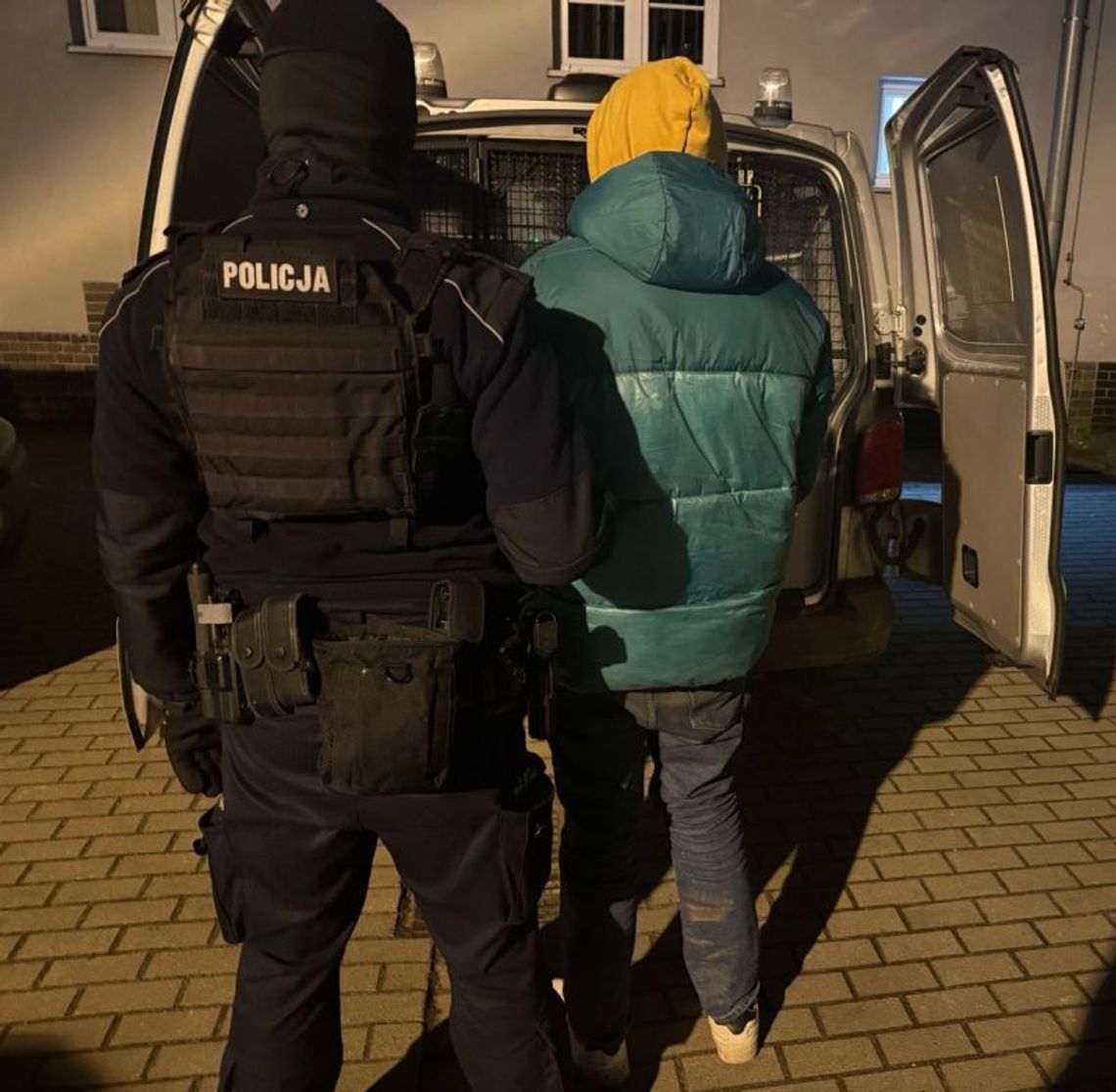 Po pijaku wezwał policję, bo źle się poczuł. Był poszukiwany i z miejsca interwencji trafił za kraty Po pijaku wezwał policję, bo źle się poczuł. Był poszukiwany i z miejsca interwencji trafił za kraty