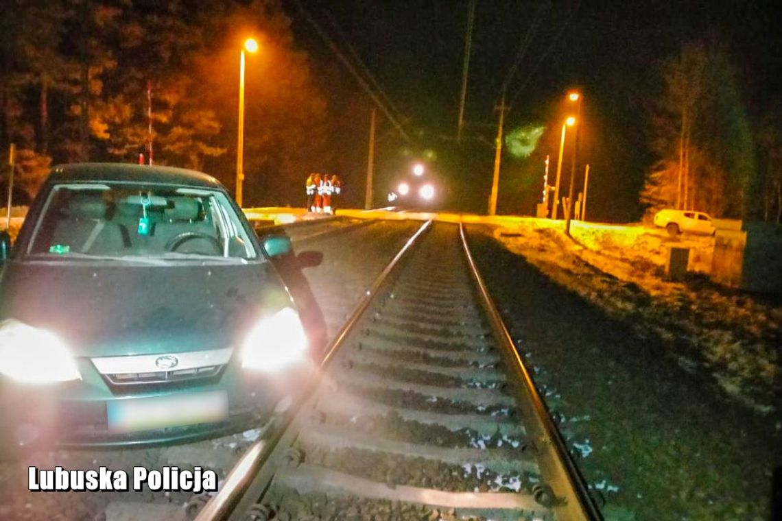 Po pijaku wjechała na torowisko. Porzuciła auto, wzięła dziecko i uciekła z nim do lasu