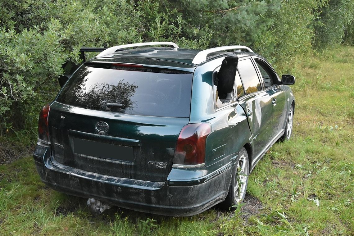 Po pijaku zdemolował auto znajomej, a potem udawał, że nic nie wie i pomagał w poszukiwaniach wozu