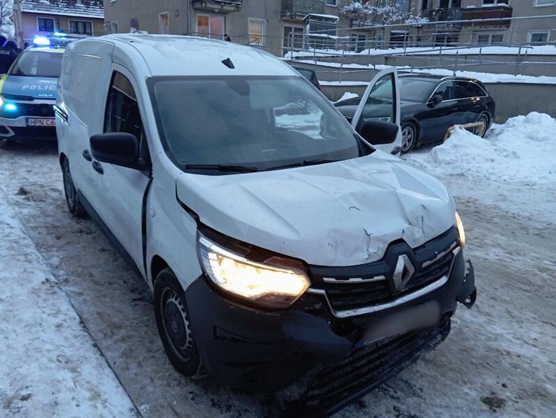 Po stłuczce udawał, że chce zjechać na parking, ale po prostu im zwiał. Mężczyzna był pijany i miał dożywotni zakaz