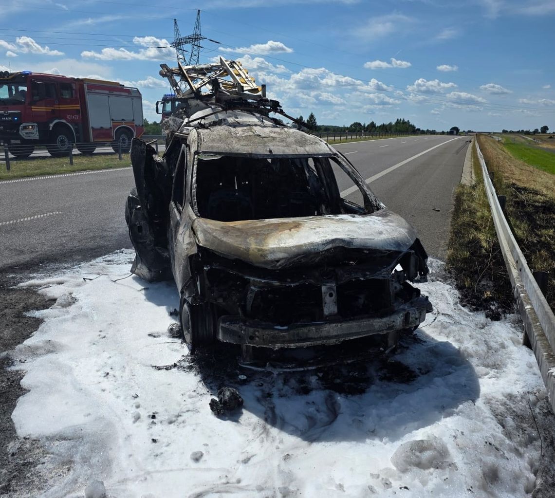 Po uderzeniu przez busa, osobówka stanęła w ogniu. Poważny wypadek na drodze ekspresowej S19