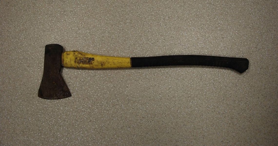 Po uderzeniu przez kolegę stracił przytomność. Gdy się ocknął bili go w trzech, jeden użył siekiery