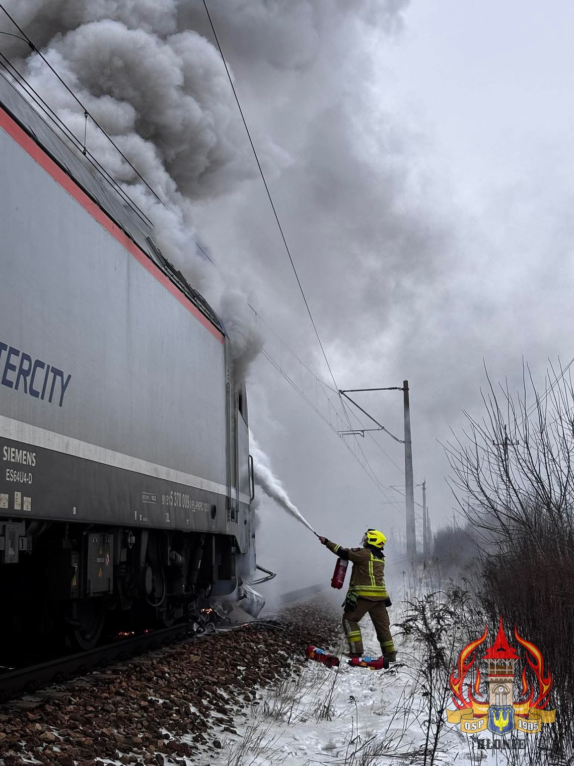 Po uderzeniu przez pociągi auto stanęło w ogniu. Pożar objął również jedną z lokomotyw