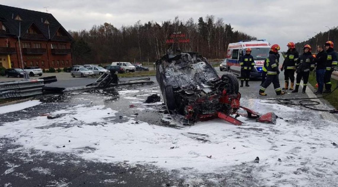 Po uderzeniu w barierę auto stanęło w ogniu. Kobieta zginęła na miejscu