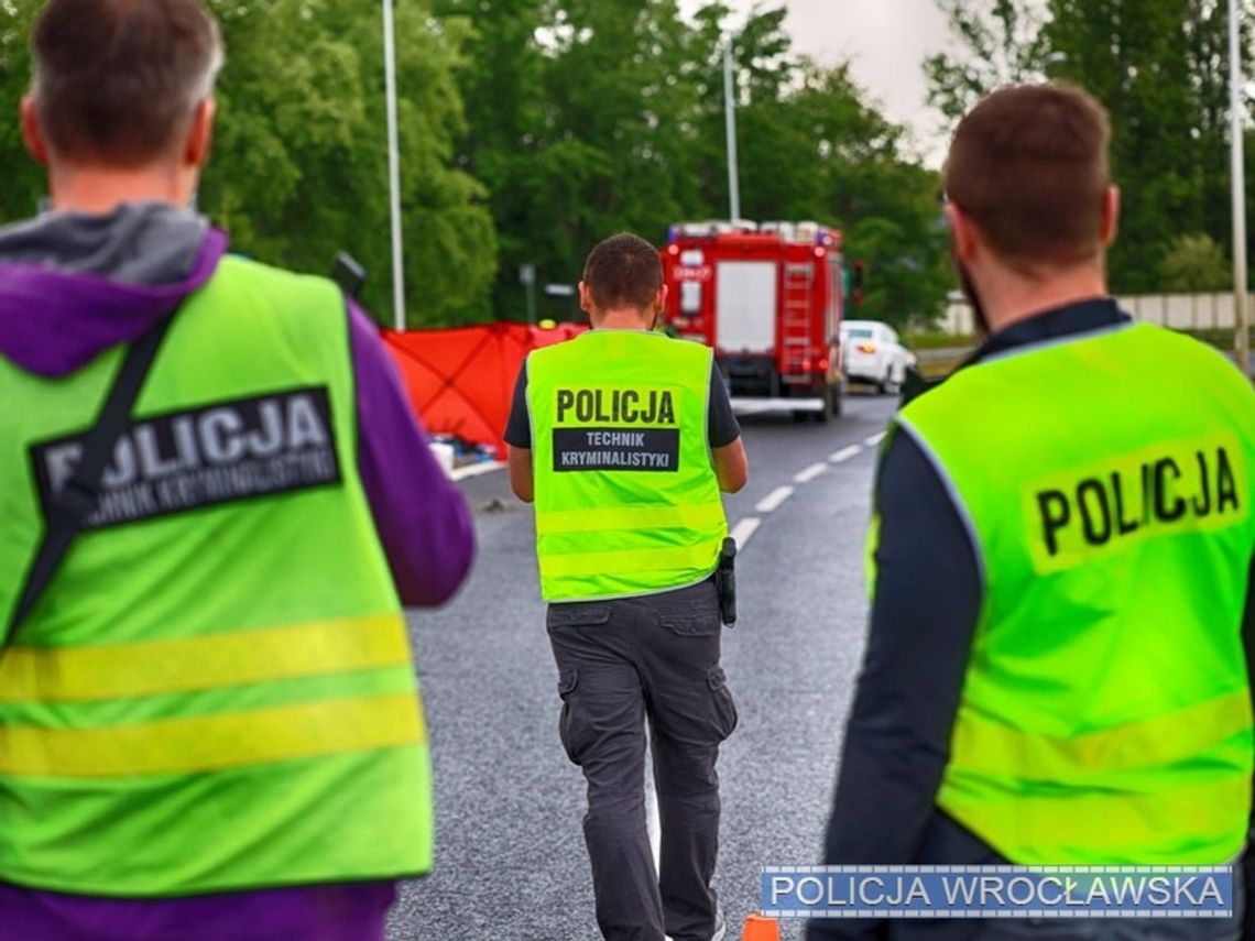 Po uderzeniu w bariery motocykl rozpadł się na dwie części. Mimo reanimacji nie udało się uratować 38-latka [FOTO]