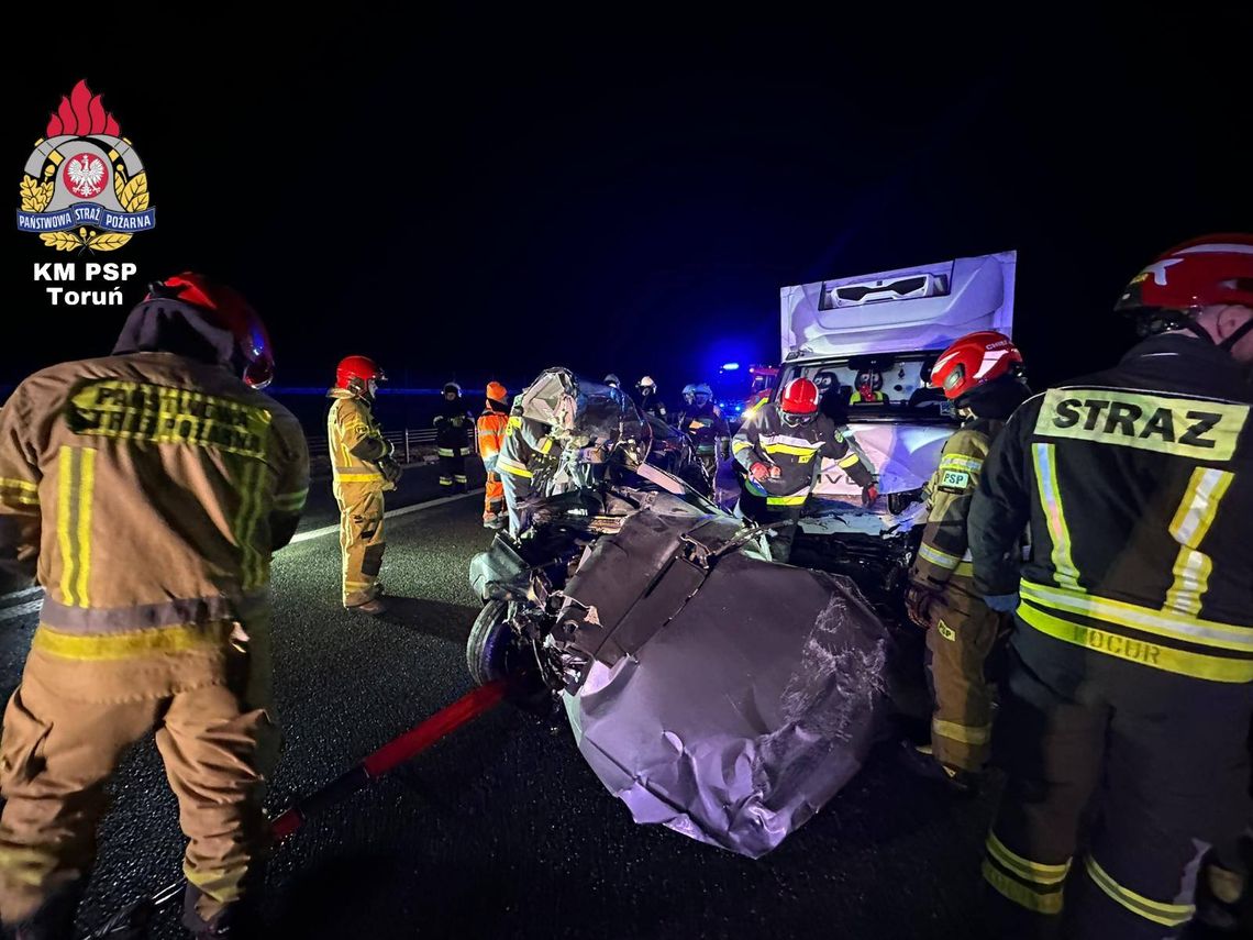 Po uderzeniu w bariery opel został staranowany przez dwie ciężarówki. W wypadku zginął 23-latek