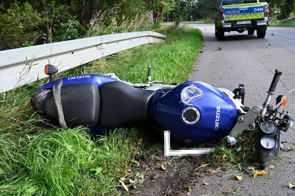 Po uderzeniu w bariery z motocykla wyrwało koło razem z widelcem. Mężczyzna jechał za szybko i nie opanował maszyny Po uderzeniu w bariery z motocykla wyrwało koło razem z widelcem. Mężczyzna jechał za szybko i nie opanował maszyny